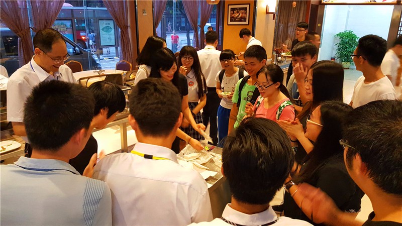 学校餐厅.jpg