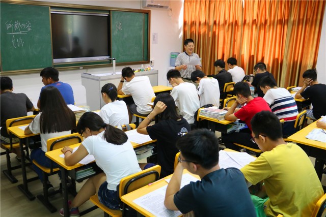 黄冈教育培训中心师资风采 黄冈教育培训中心师资风采