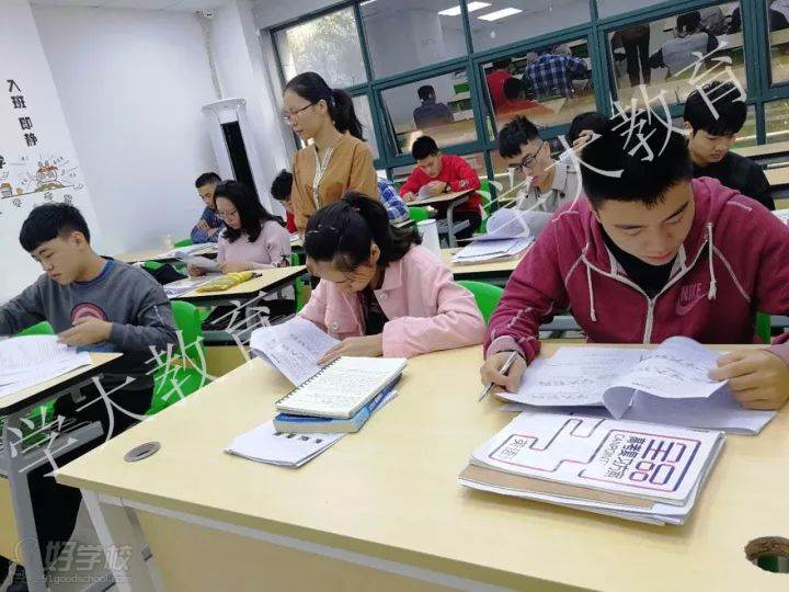 学员认真做题中 学员认真做题中