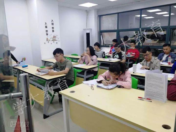 学员认真上课中 学员认真上课中