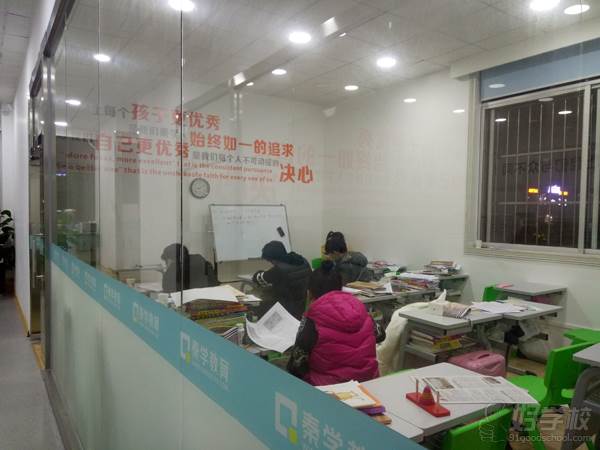 学员认真自习中 学员认真自习中