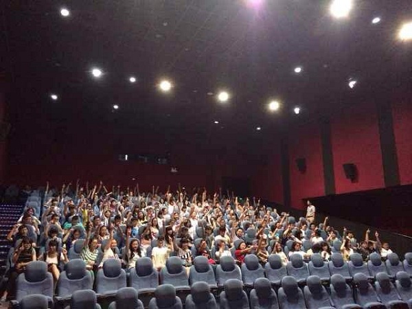 学生集体电影观摩.jpg 学生集体电影观摩.jpg