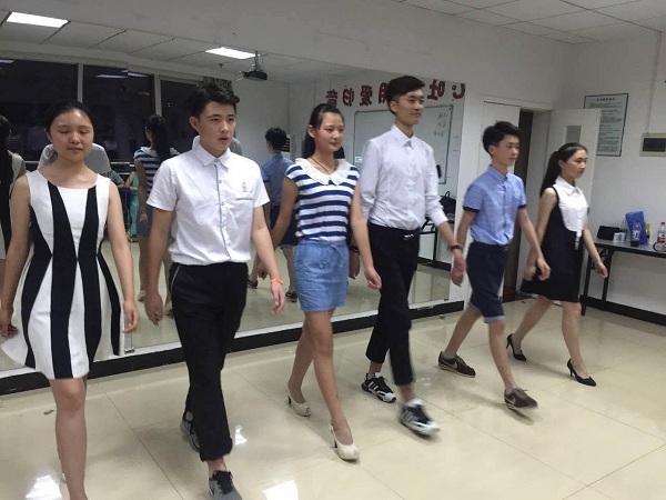 新艺考形体与礼仪课堂.jpg 新艺考形体与礼仪课堂.jpg