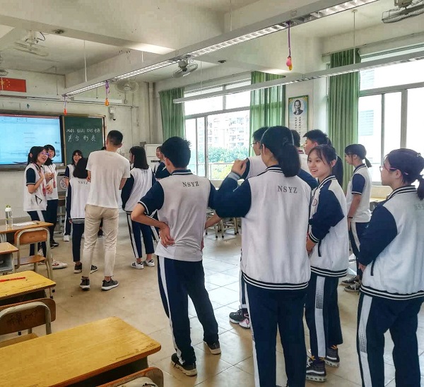 兴趣课活动现场.jpg 兴趣课活动现场.jpg