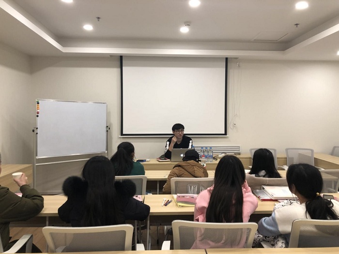 小班上课现场.jpg 小班上课现场.jpg