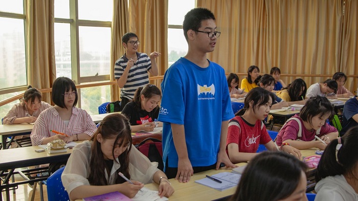 学生上课.jpg 学生上课.jpg