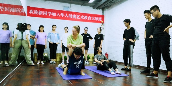 形体训练1.JPG 形体训练1.JPG