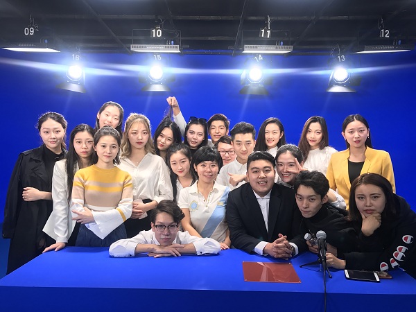 赵老师给学生上小课.jpg 赵老师给学生上小课.jpg