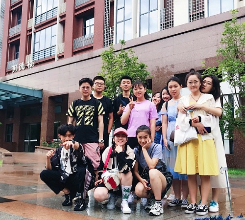 参观中传播音学院.JPG 参观中传播音学院.JPG