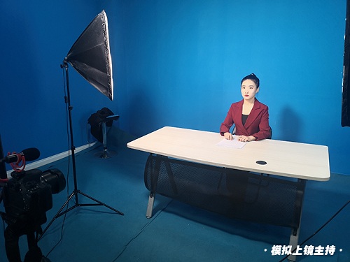 播音学员模拟1.jpg