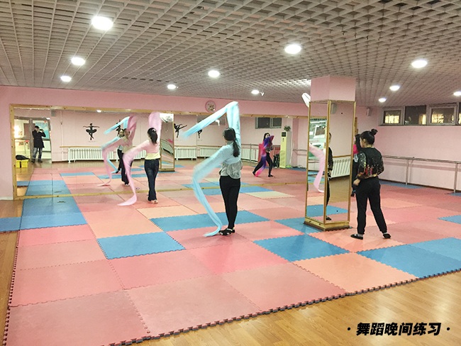 舞蹈晚间练习1.JPG 舞蹈晚间练习1.JPG
