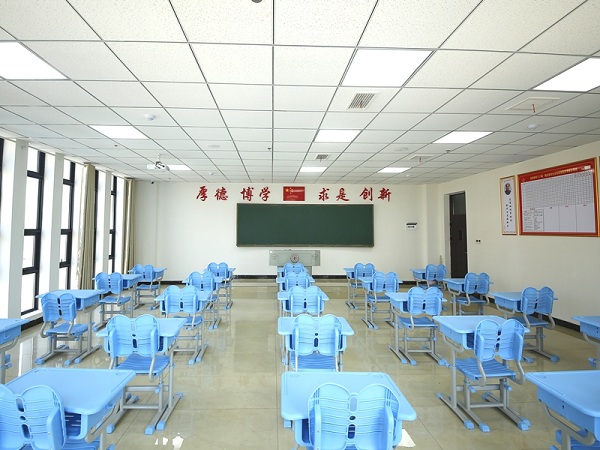 多媒体教室宽敞明�?.jpg