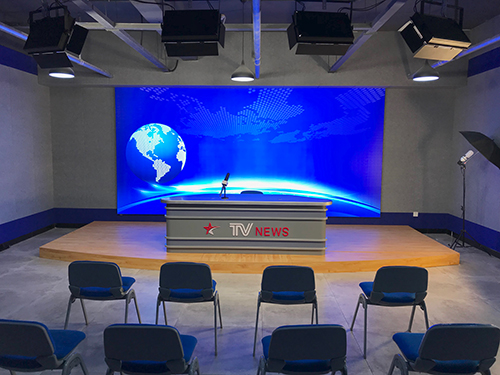 设施一流的超大演播厅 设施一流的超大演播厅