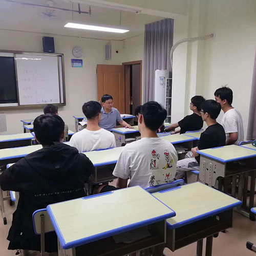 课间谈心交流现场 课间谈心交流现场