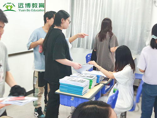 教材发放现场 教材发放现场