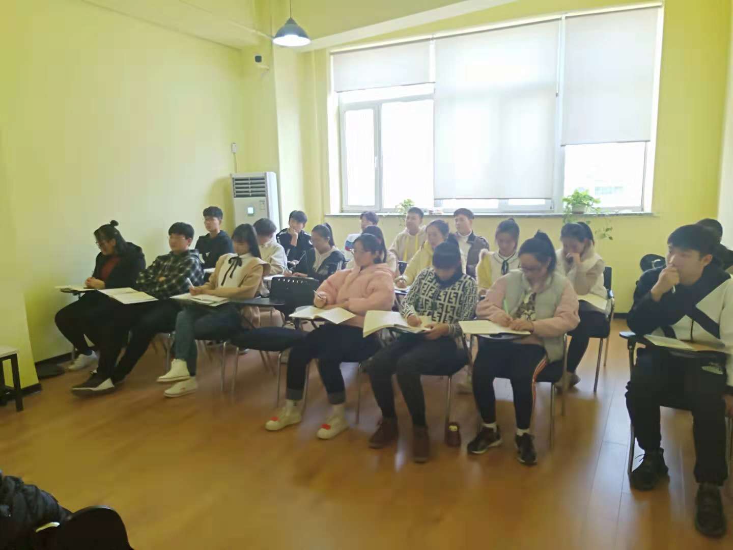 学员认真学习 学员认真学习