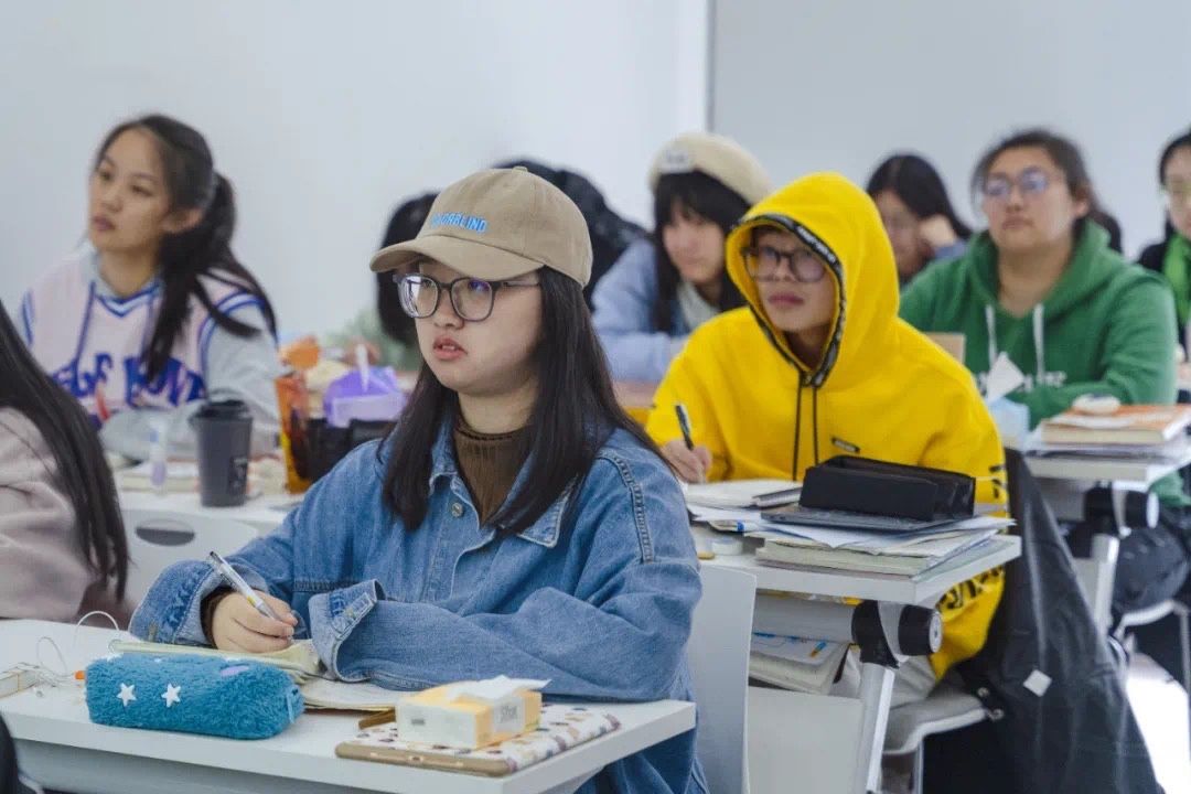 学员认真学习 学员认真学习